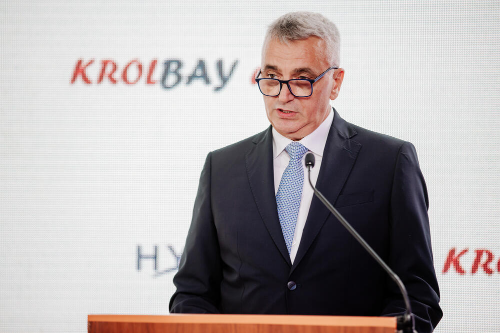 <p>Hyatt Regency Kotor Bay biće otvoren u junu 2023. godine. Imaće 250 soba i apartmana, Spa i wellness centar, health and wellbeing centar, hotelsku plažu, kompleks otvorenih bazena, kao i nekoliko restorana i barova</p>