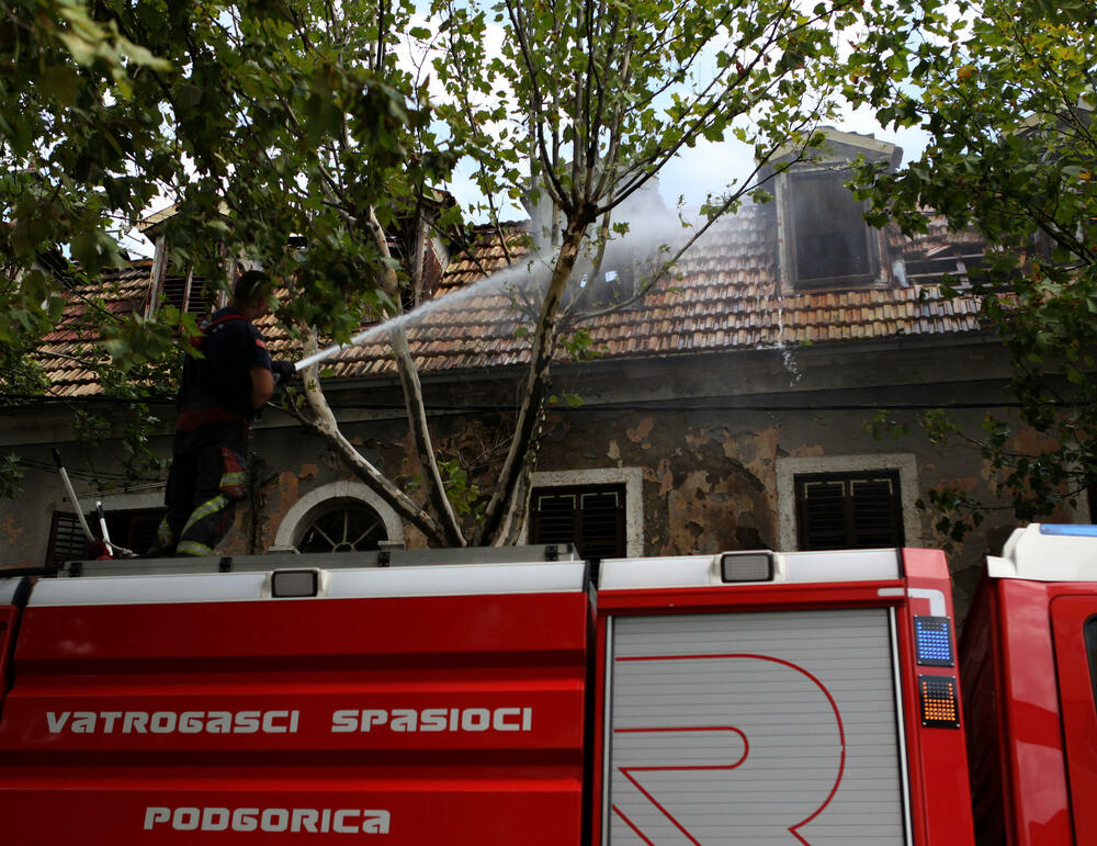 <p>U akciji gašenja učestvovalo je deset vozila sa 24 vatrogasca</p>
