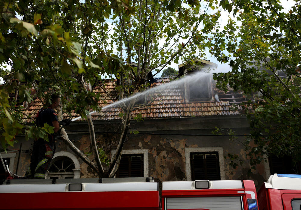 <p>U akciji gašenja učestvovalo je deset vozila sa 24 vatrogasca</p>