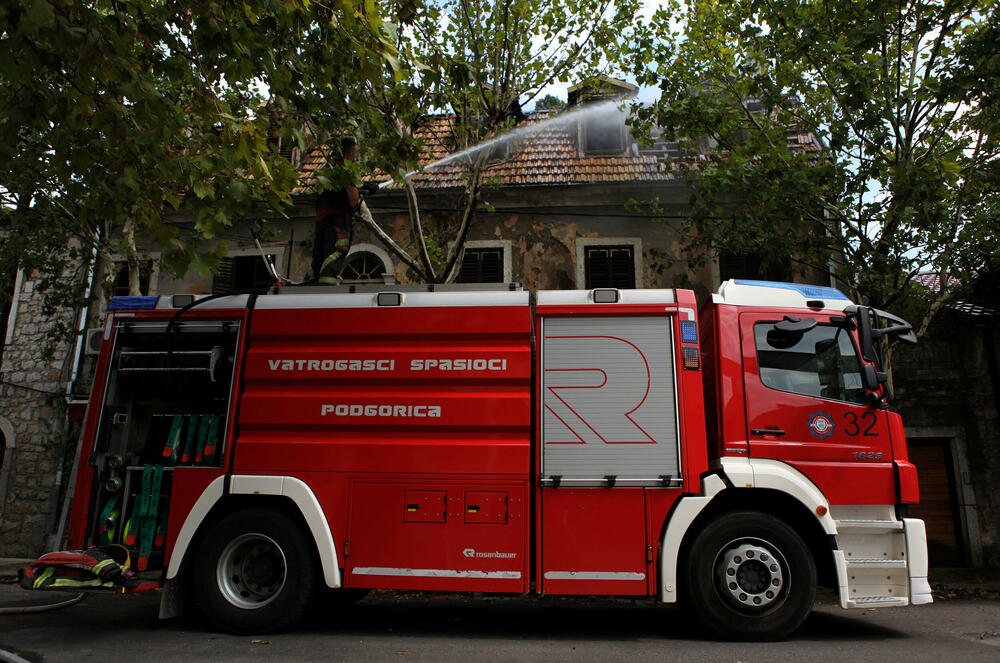 <p>U akciji gašenja učestvovalo je deset vozila sa 24 vatrogasca</p>