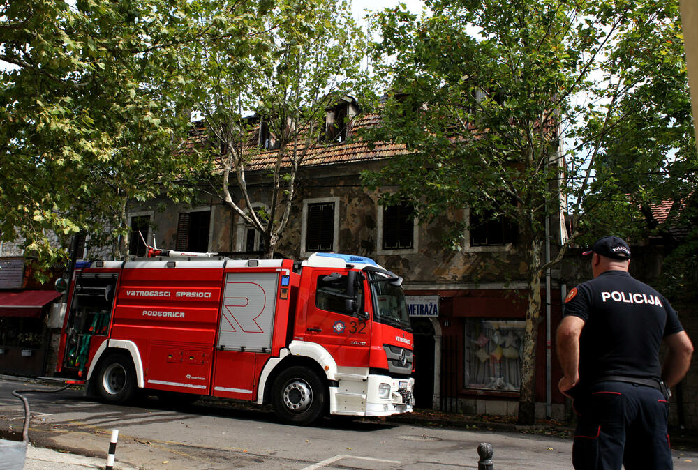 <p>U akciji gašenja učestvovalo je deset vozila sa 24 vatrogasca</p>