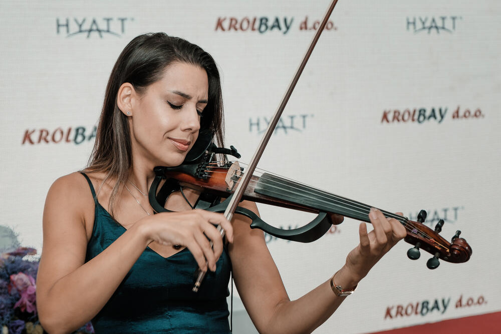 <p><em>Za relativno kratko vrijeme Blue Kotor Bay postao je vodeći hotel na tržištu, pozicioniran kao pouzdan partner i kompanija kojoj se vjeruje. Potpisivanje ugovora sa Hyatt-om označiće početak nove ere razvoja i rada na promovisanju turističke ponude Crne Gore.</em></p>