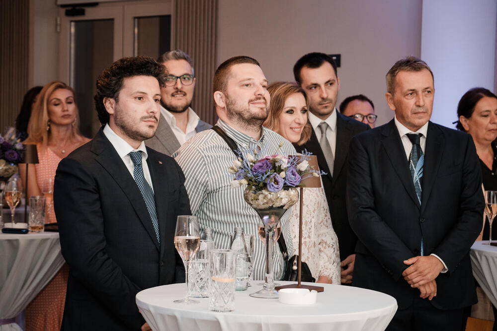 <p><em>Za relativno kratko vrijeme Blue Kotor Bay postao je vodeći hotel na tržištu, pozicioniran kao pouzdan partner i kompanija kojoj se vjeruje. Potpisivanje ugovora sa Hyatt-om označiće početak nove ere razvoja i rada na promovisanju turističke ponude Crne Gore.</em></p>