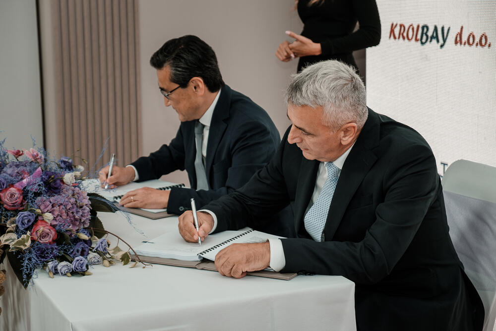 <p><em>Za relativno kratko vrijeme Blue Kotor Bay postao je vodeći hotel na tržištu, pozicioniran kao pouzdan partner i kompanija kojoj se vjeruje. Potpisivanje ugovora sa Hyatt-om označiće početak nove ere razvoja i rada na promovisanju turističke ponude Crne Gore.</em></p>