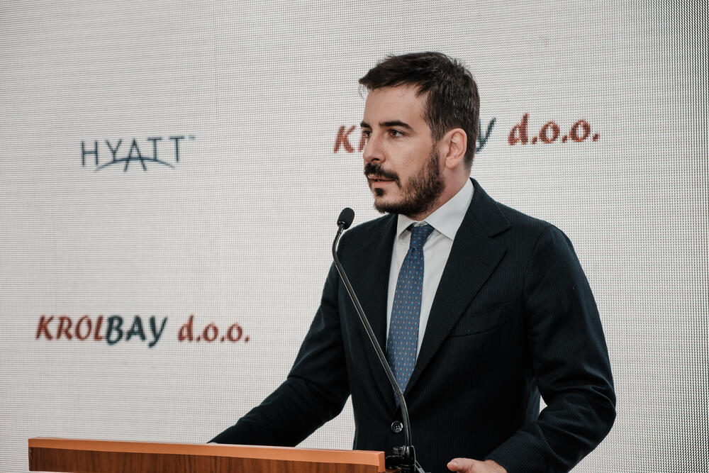 <p><em>Za relativno kratko vrijeme Blue Kotor Bay postao je vodeći hotel na tržištu, pozicioniran kao pouzdan partner i kompanija kojoj se vjeruje. Potpisivanje ugovora sa Hyatt-om označiće početak nove ere razvoja i rada na promovisanju turističke ponude Crne Gore.</em></p>