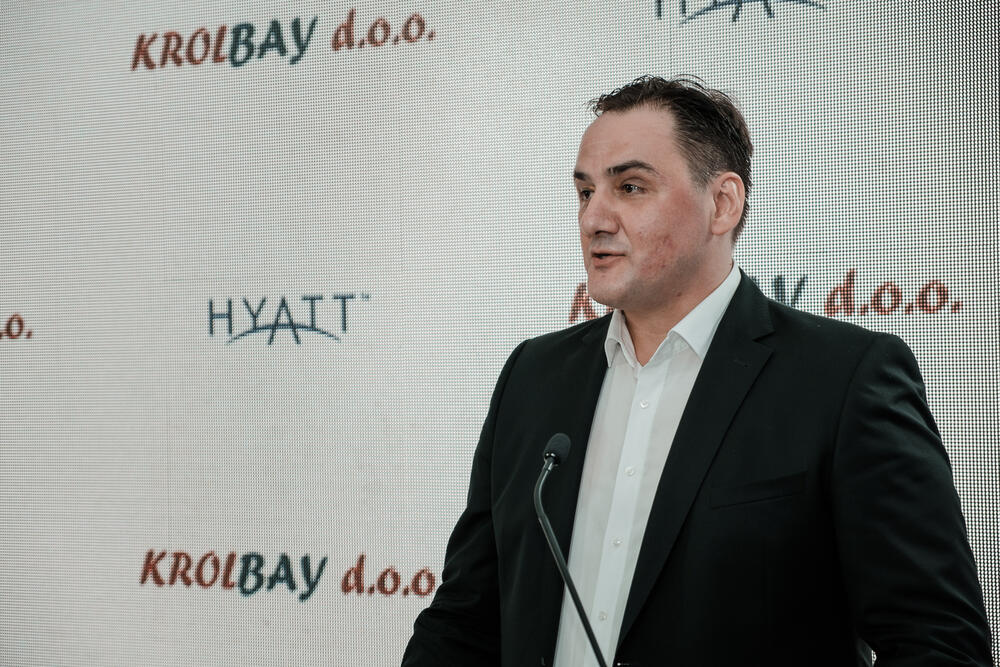 <p><em>Za relativno kratko vrijeme Blue Kotor Bay postao je vodeći hotel na tržištu, pozicioniran kao pouzdan partner i kompanija kojoj se vjeruje. Potpisivanje ugovora sa Hyatt-om označiće početak nove ere razvoja i rada na promovisanju turističke ponude Crne Gore.</em></p>