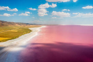 Jezero u Turskoj tokom ljeta mijenja boju