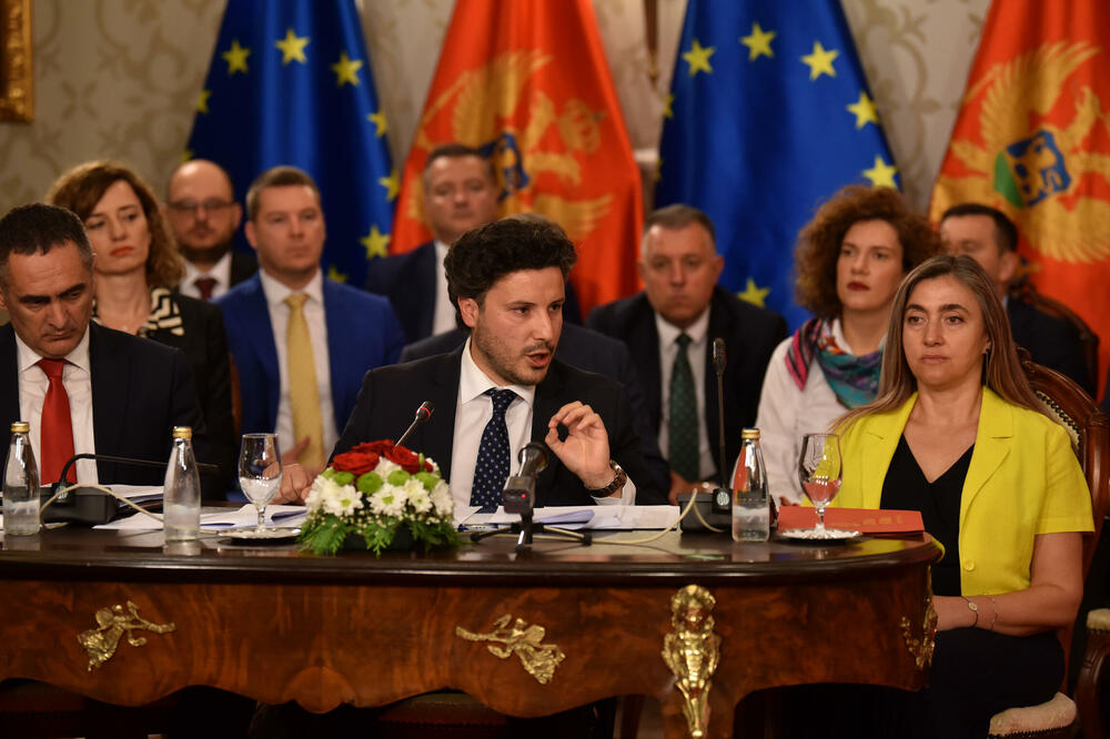 O povjerenju Vladi 19. avgusta: Abazović sa ministrima, Foto: BORIS PEJOVIC