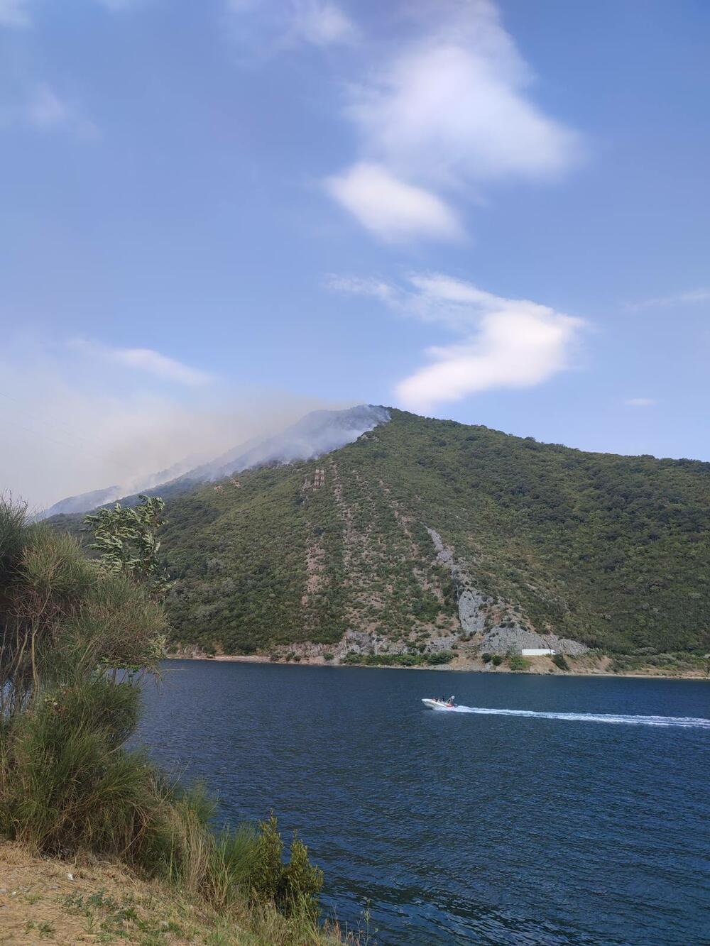 <p>"Vatra je prišla kućama, ali za sada je situacija pod kontrolom", rekao je zamjenik komandira Službe zaštite i spašavanja Kotor Eduard Kovačić</p>