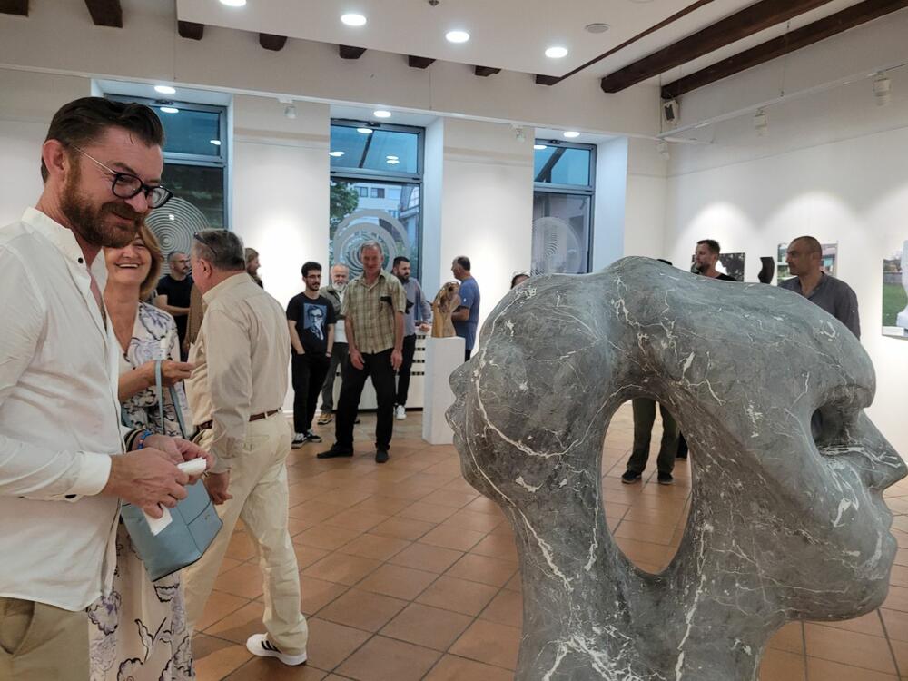 <p>Na izložbi su predstavljene skulpture od raznih vrsta drveta, najčešće jasen i orah, ali i one izrađene od kamena</p>