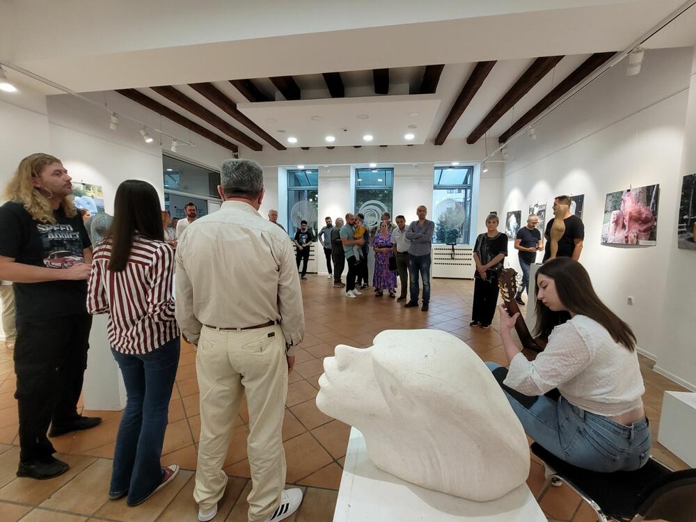 <p>”Ja napravim skulpture - da kupi neće niko. I onda ja motrim hoće li bar neko pokazati da mu se sviđa. Ako ja vidim da mu grakne oko na skulpturu, ja to poklonim, jer je i Hrist rekao Apostolima, ‘dobili ste badava, za badava i dajte’”, kaže umjetnik iz Mojkovca koji se ne može svrstati u bilo kakve kalupe</p>