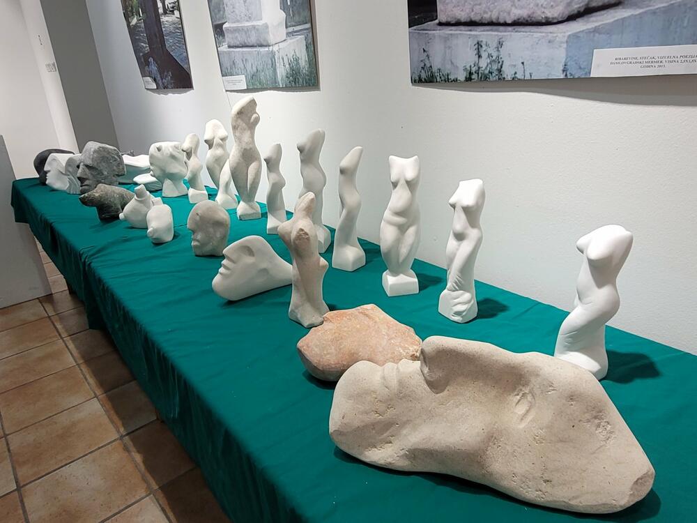 <p>Na izložbi su predstavljene skulpture od raznih vrsta drveta, najčešće jasen i orah, ali i one izrađene od kamena</p>