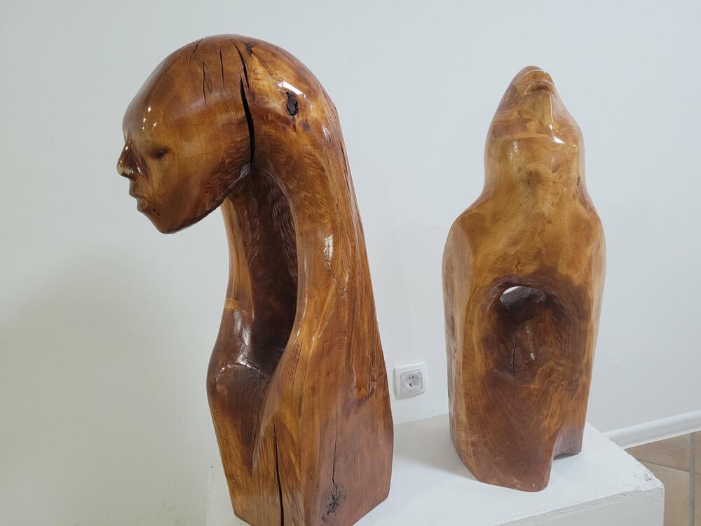 <p>Na izložbi su predstavljene skulpture od raznih vrsta drveta, najčešće jasen i orah, ali i one izrađene od kamena</p>