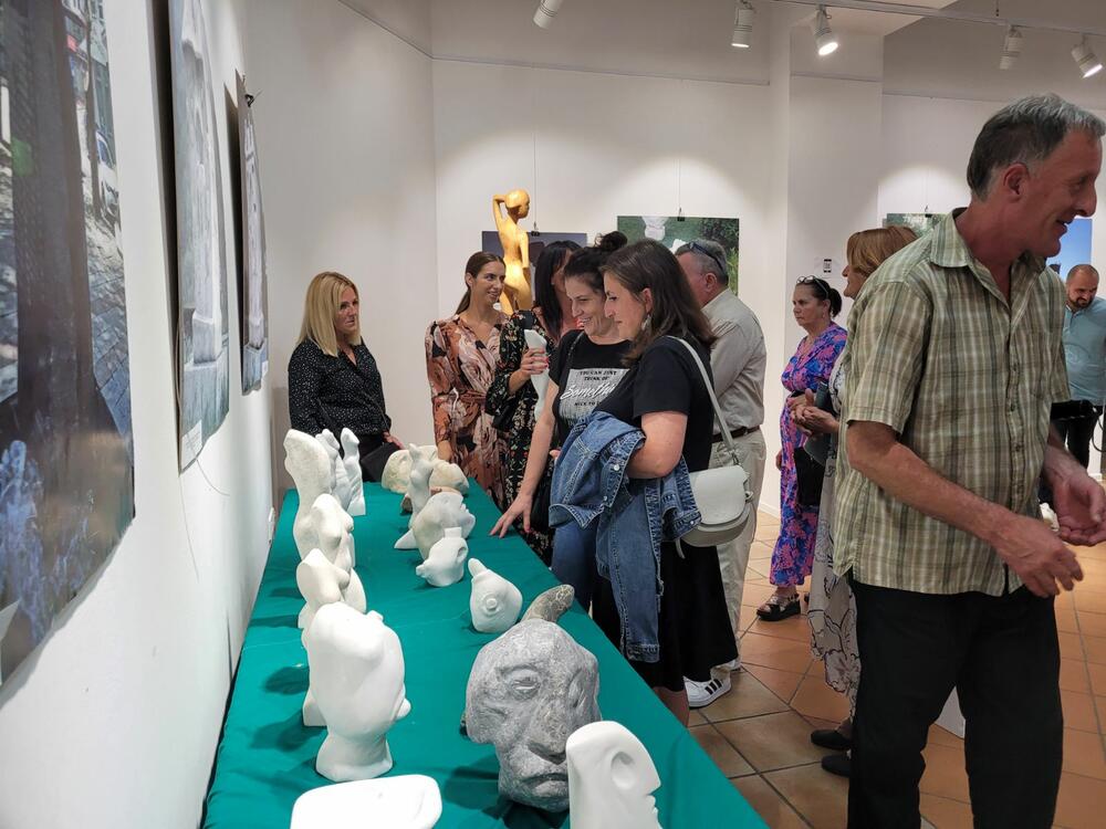 <p>Na izložbi su predstavljene skulpture od raznih vrsta drveta, najčešće jasen i orah, ali i one izrađene od kamena</p>