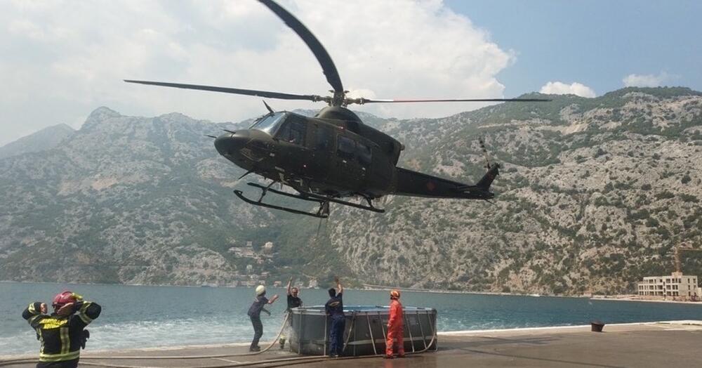 <p>"Naši vojni piloti u stalnoj su pripravnosti, rade i po više od deset sati dnevno, bez slobodnih dana i odmora, od ranih jutarnjih sati pripravni za prvi poziv koji će im stići toga dana. Sprečavaju da vatra uđe u nacionalne parkove, da sagore stare vile u Perastu, čuvaju imovinu i ljude“, kazali su iz Ministarstva<br /> </p>