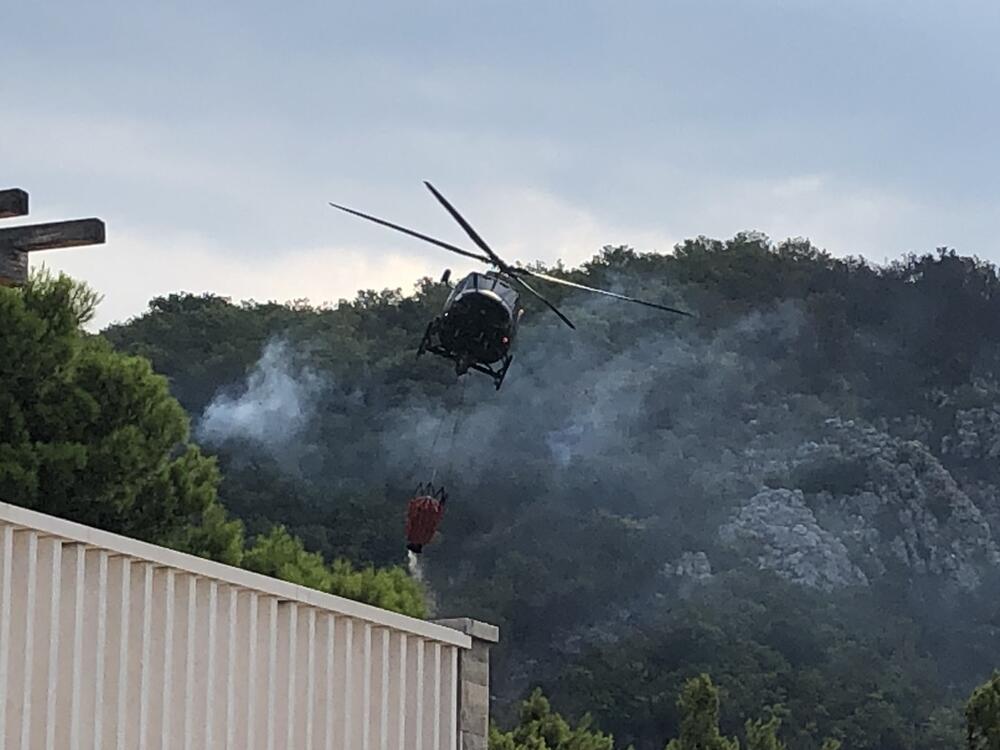 <p>"Naši vojni piloti u stalnoj su pripravnosti, rade i po više od deset sati dnevno, bez slobodnih dana i odmora, od ranih jutarnjih sati pripravni za prvi poziv koji će im stići toga dana. Sprečavaju da vatra uđe u nacionalne parkove, da sagore stare vile u Perastu, čuvaju imovinu i ljude“, kazali su iz Ministarstva<br /> </p>