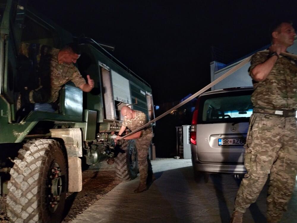 <p>"Naši vojni piloti u stalnoj su pripravnosti, rade i po više od deset sati dnevno, bez slobodnih dana i odmora, od ranih jutarnjih sati pripravni za prvi poziv koji će im stići toga dana. Sprečavaju da vatra uđe u nacionalne parkove, da sagore stare vile u Perastu, čuvaju imovinu i ljude“, kazali su iz Ministarstva<br /> </p>