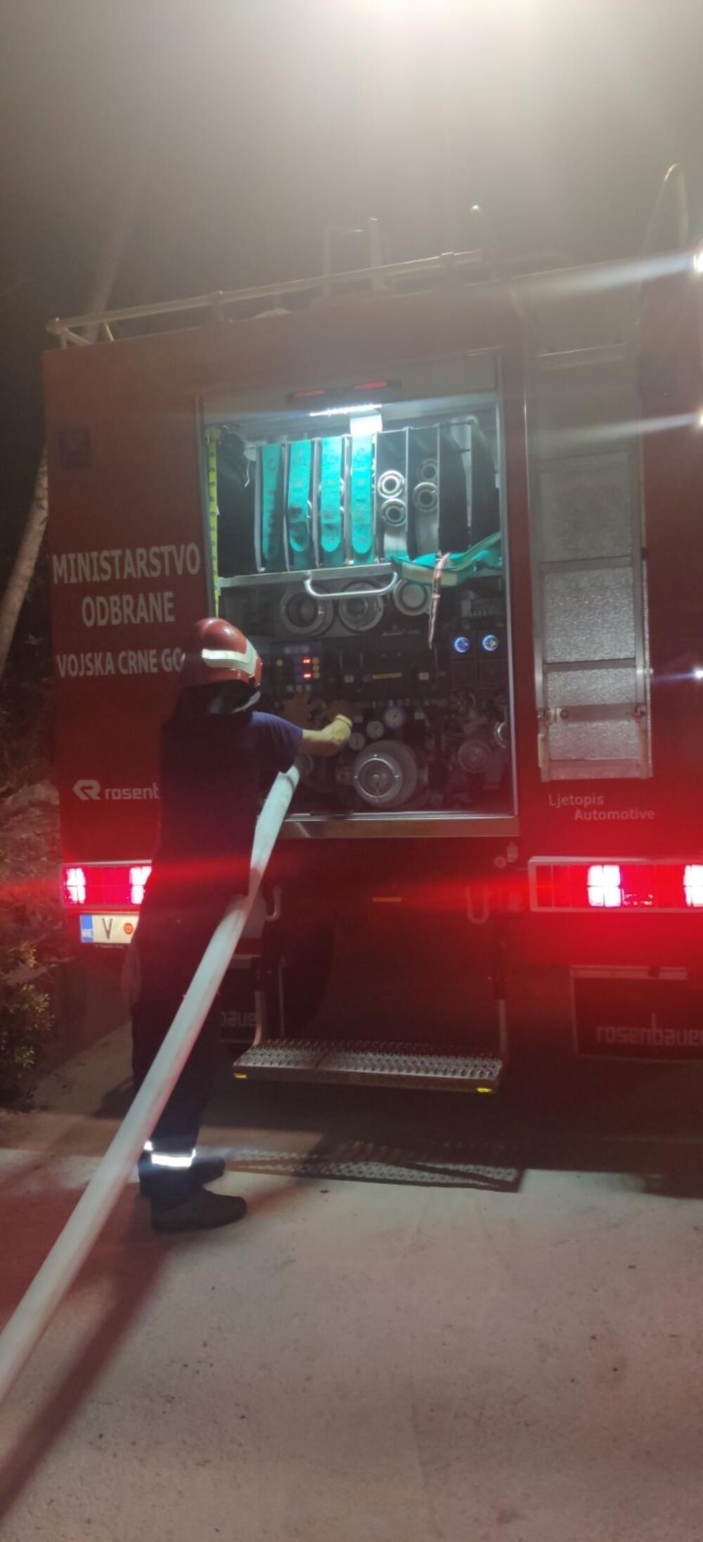 <p>"Naši vojni piloti u stalnoj su pripravnosti, rade i po više od deset sati dnevno, bez slobodnih dana i odmora, od ranih jutarnjih sati pripravni za prvi poziv koji će im stići toga dana. Sprečavaju da vatra uđe u nacionalne parkove, da sagore stare vile u Perastu, čuvaju imovinu i ljude“, kazali su iz Ministarstva<br /> </p>