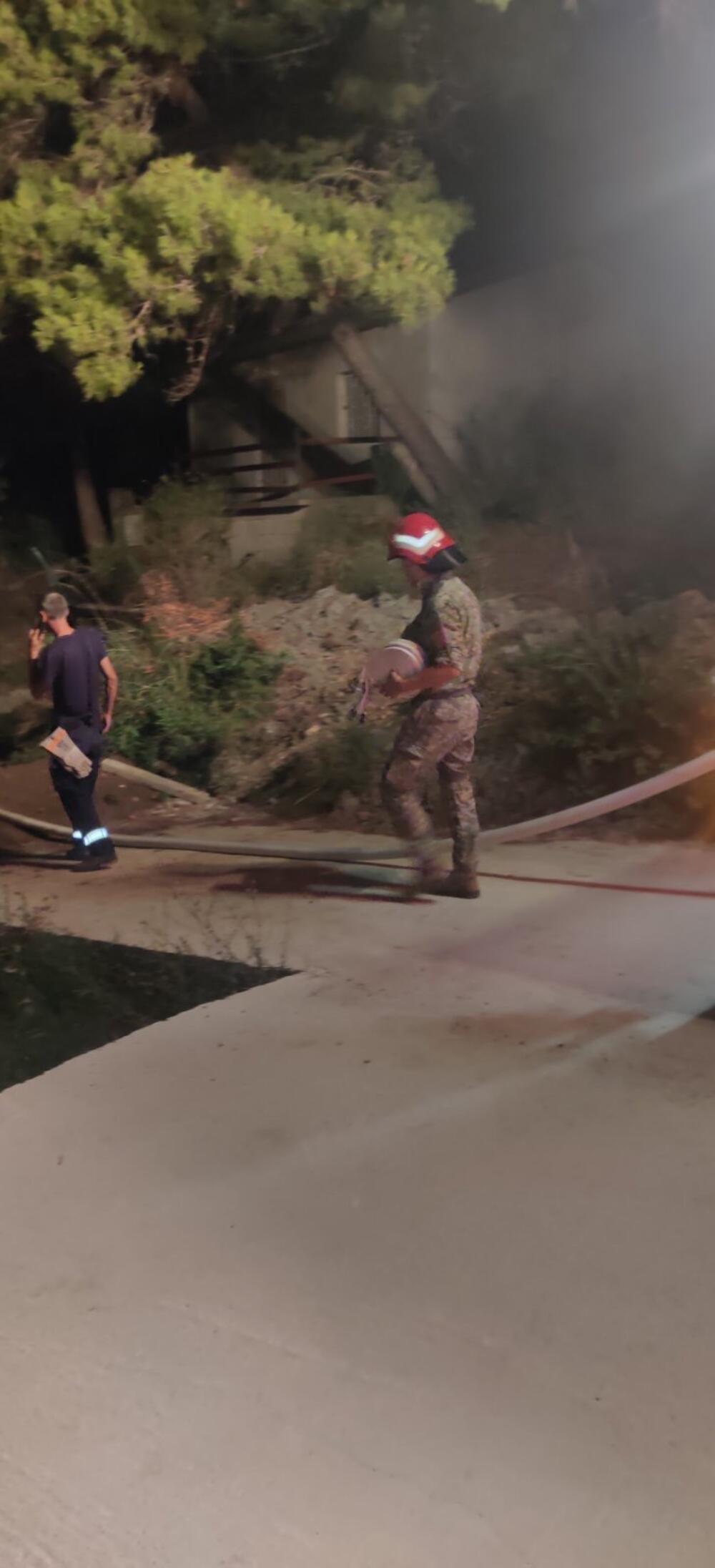 <p>"Naši vojni piloti u stalnoj su pripravnosti, rade i po više od deset sati dnevno, bez slobodnih dana i odmora, od ranih jutarnjih sati pripravni za prvi poziv koji će im stići toga dana. Sprečavaju da vatra uđe u nacionalne parkove, da sagore stare vile u Perastu, čuvaju imovinu i ljude“, kazali su iz Ministarstva<br /> </p>