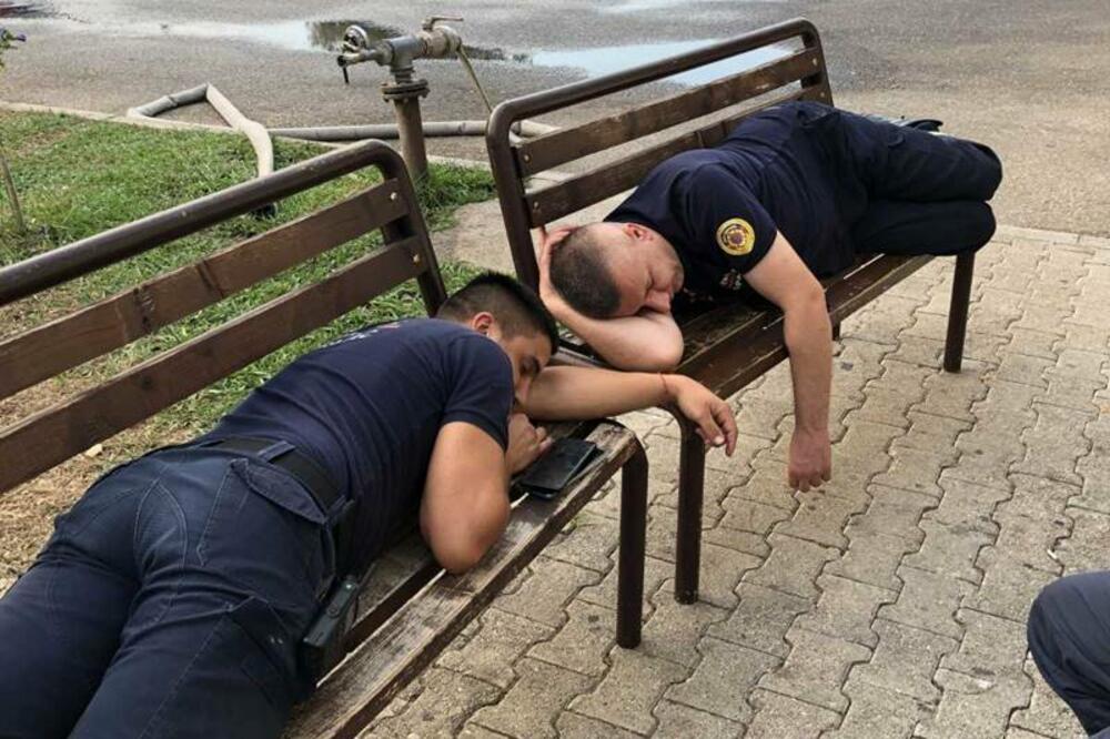 Vatrogasci nakon cjelonoćne akcije gašenja požara u Baru, Foto: onogost.me