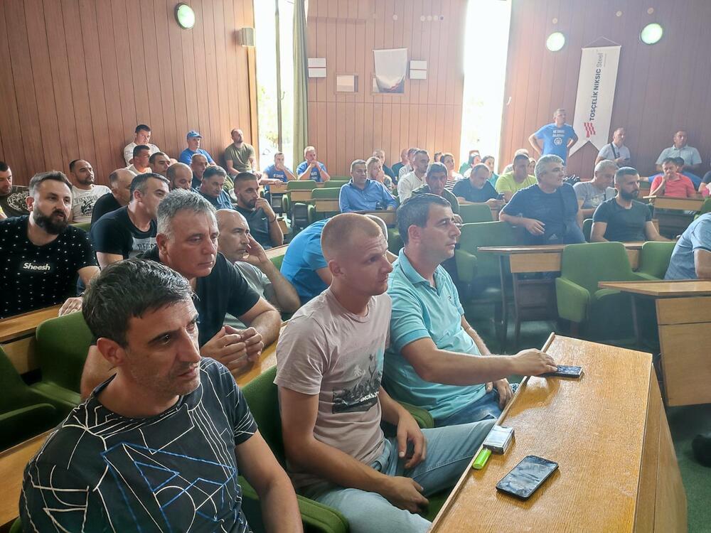 <p>Predstavnik radnika Ivan Vujović je "Vijestima" rekao da im se niko nije obratio ni iz Vlade ni zainteresovani kupac Miodrag Daka Davidović od kada su najavili radikalizaciju protesta i pozvali predstavnike Vlade i Davidovića da im objasne zbog čega su obustavljeni pregovori o kupovini fabrike</p>