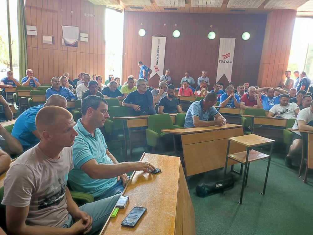 <p>Predstavnik radnika Ivan Vujović je "Vijestima" rekao da im se niko nije obratio ni iz Vlade ni zainteresovani kupac Miodrag Daka Davidović od kada su najavili radikalizaciju protesta i pozvali predstavnike Vlade i Davidovića da im objasne zbog čega su obustavljeni pregovori o kupovini fabrike</p>