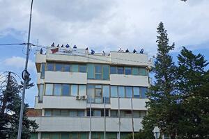 Radnici Željezare zauzeli fabriku, na krovu štrajkuju glađu:...