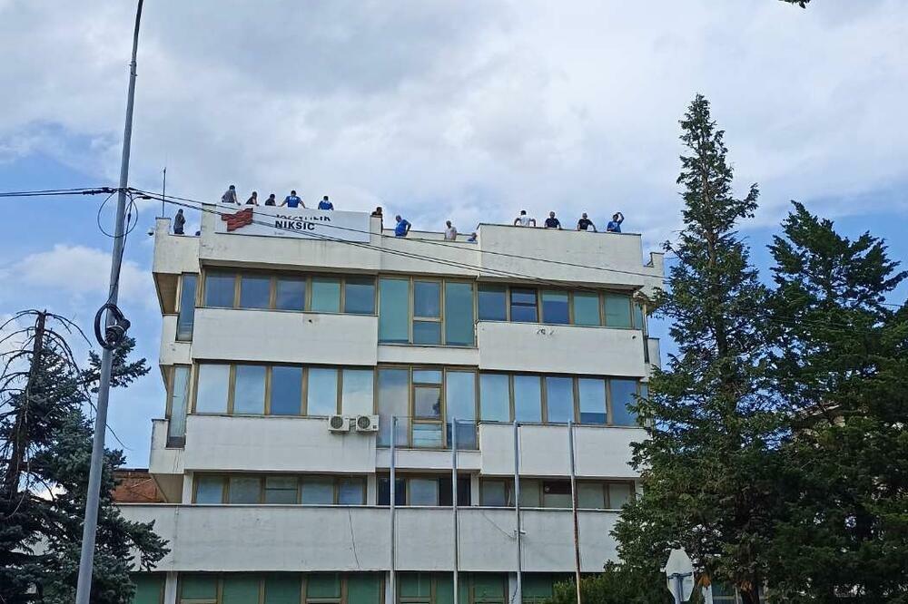 Radnici Željezare od sinoć na krovu upravne zgrade, Foto: Foto: Dijana Savović/TV Vijesti