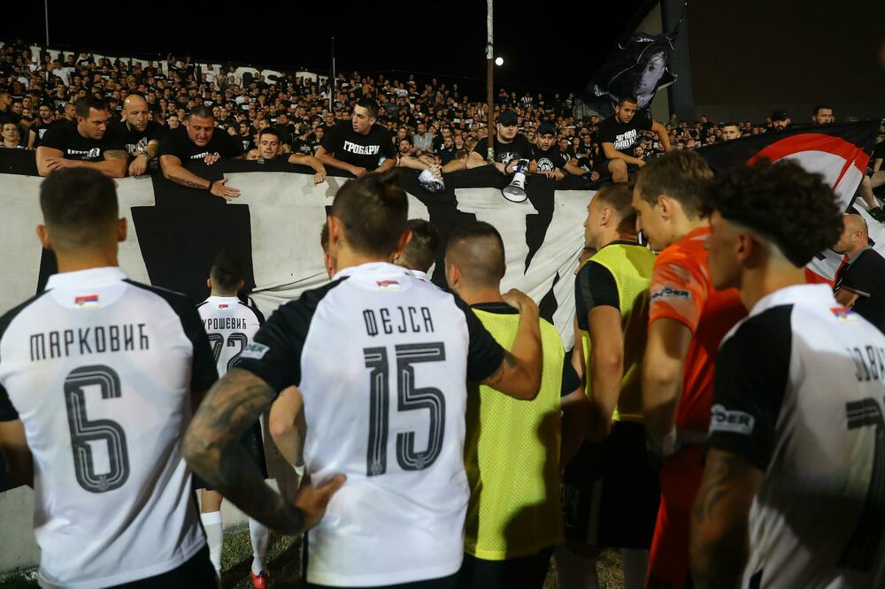 Fudbaleri Partizana na "raportu" kod navijača nakon ispadanja od AEK-a, Foto: Beta
