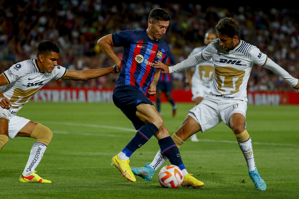 Finansijski uzdrmana Barsa uspjela da ga registruje: Robert Levandovski, Foto: Beta/AP