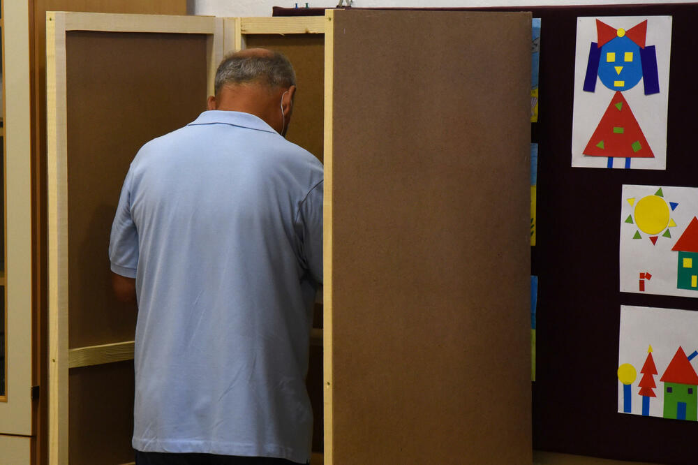 Na biračkom spisku za parlamentarne izbore 2020. godine bilo 540.026 građana: biračko mjesto (ilustracija), Foto: Luka Zekovic