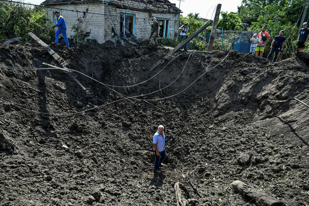 Krater nakon granatiranja Zaporoške oblasti, Foto: Reuters