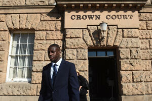 Mendi oslobođen jedne optužbe za silovanje, ostalo ih još sedam