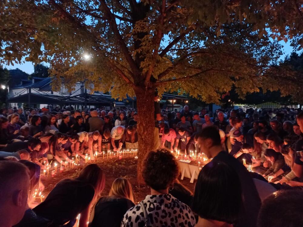 <p>Nesrećno nastradali su sahranjeni juče, najmlađa žrtva imala osam godina...</p>