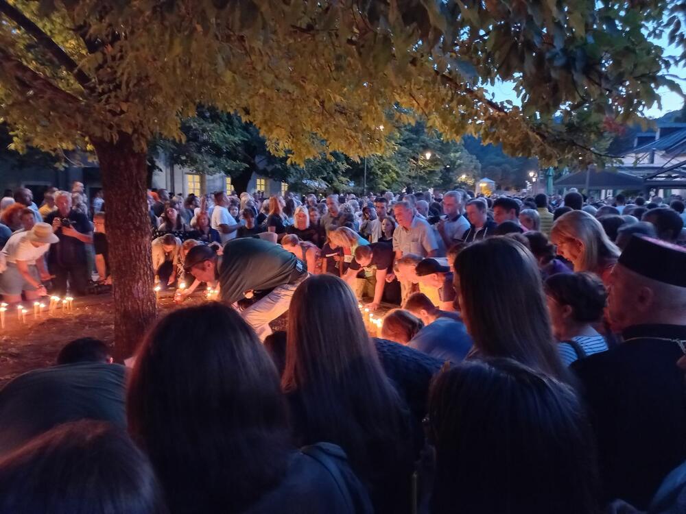 <p>Nesrećno nastradali su sahranjeni juče, najmlađa žrtva imala osam godina...</p>