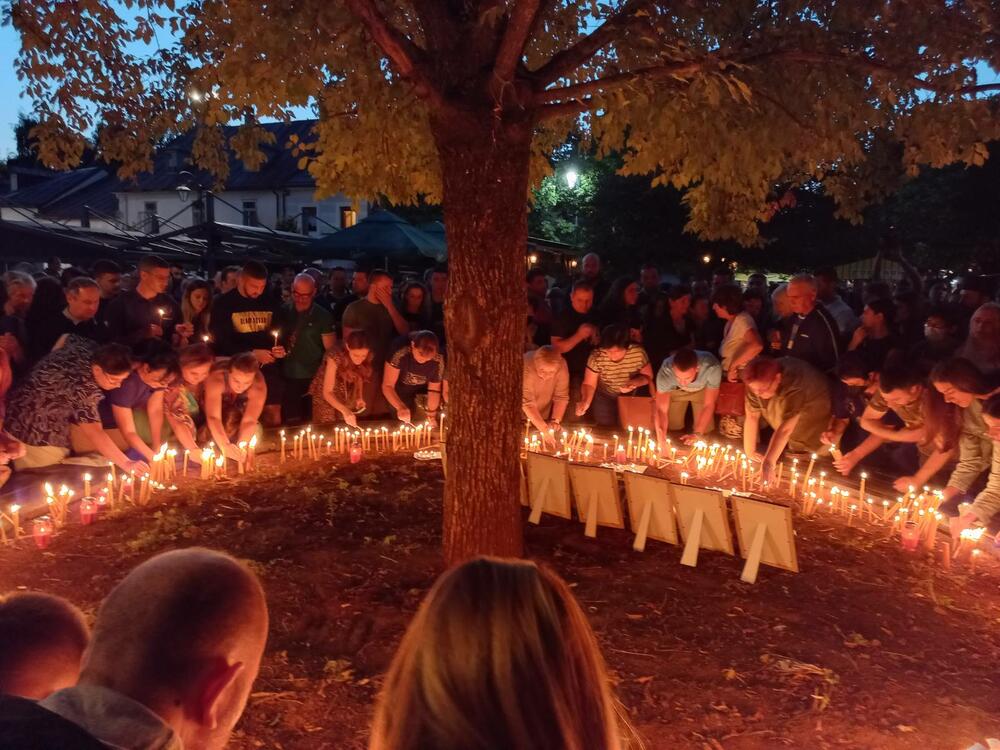 <p>Nesrećno nastradali su sahranjeni juče, najmlađa žrtva imala osam godina...</p>