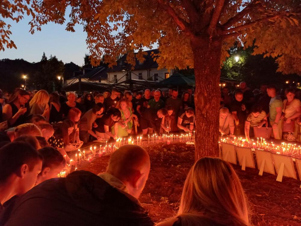 <p>Nesrećno nastradali su sahranjeni juče, najmlađa žrtva imala osam godina...</p>