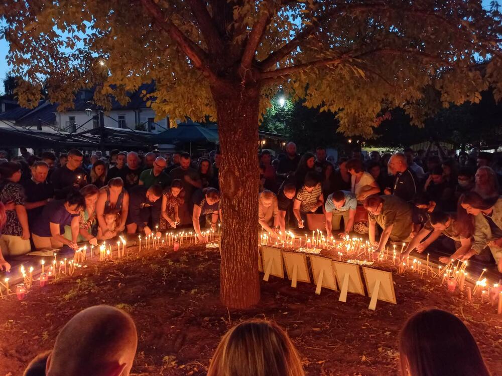 <p>Nesrećno nastradali su sahranjeni juče, najmlađa žrtva imala osam godina...</p>