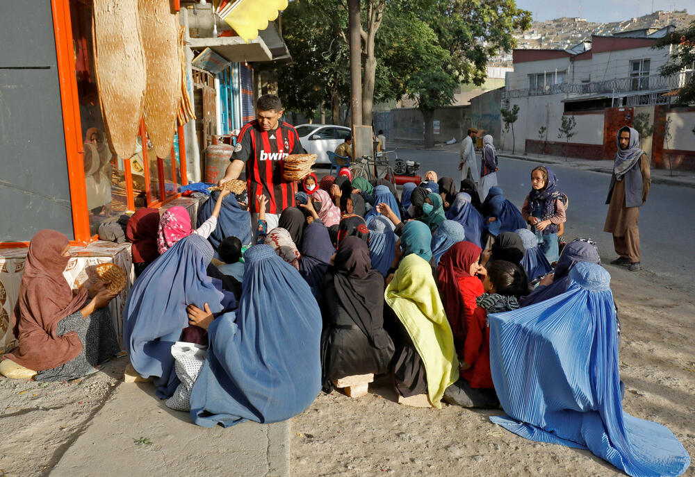 Avganistanske djevojčice čekaju hljeb ispred pekare u Kabulu