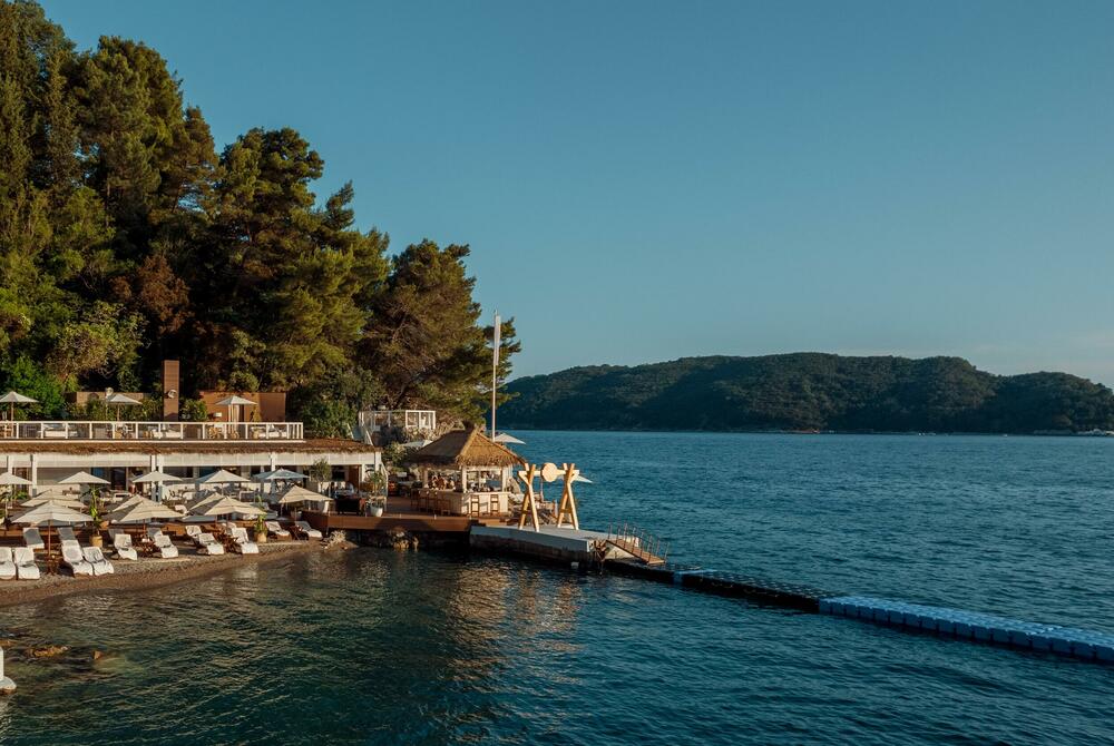 <p>Bijeg u sasvim drugačiju dimenziju koja se, pored Budve, može iskusiti na samo dvije lokacije u svijetu - na Santoriniju u Grčkoj i ostrvu Koh Samui kod Tajlanda.</p>