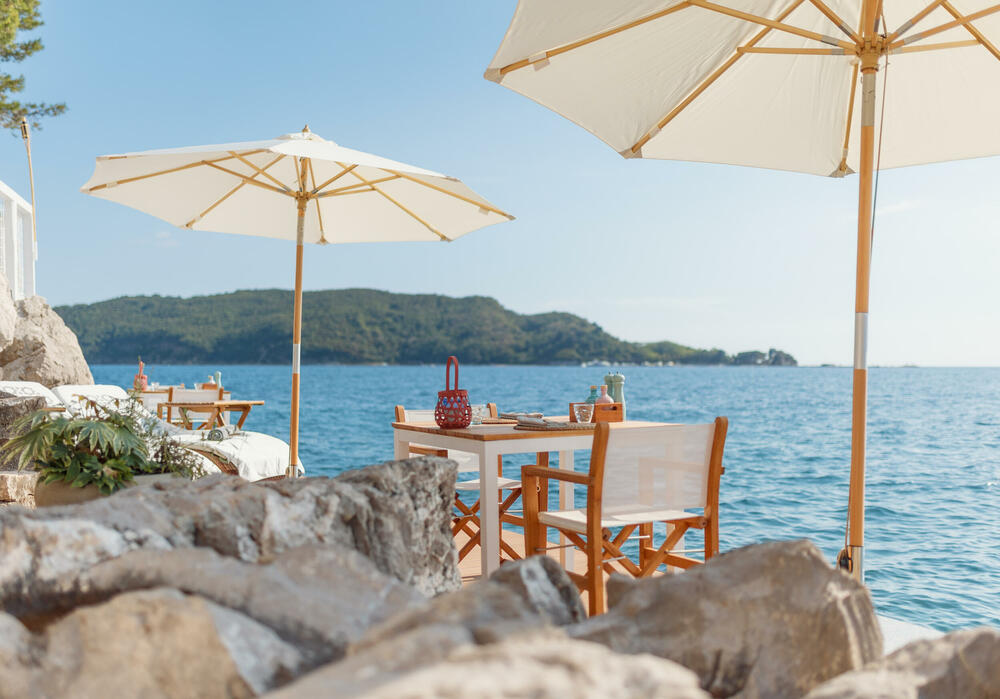 <p>Bijeg u sasvim drugačiju dimenziju koja se, pored Budve, može iskusiti na samo dvije lokacije u svijetu - na Santoriniju u Grčkoj i ostrvu Koh Samui kod Tajlanda.</p>