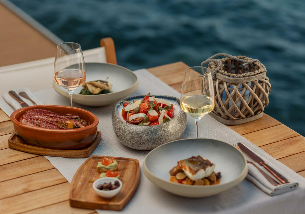 <p>Bijeg u sasvim drugačiju dimenziju koja se, pored Budve, može iskusiti na samo dvije lokacije u svijetu - na Santoriniju u Grčkoj i ostrvu Koh Samui kod Tajlanda.</p>