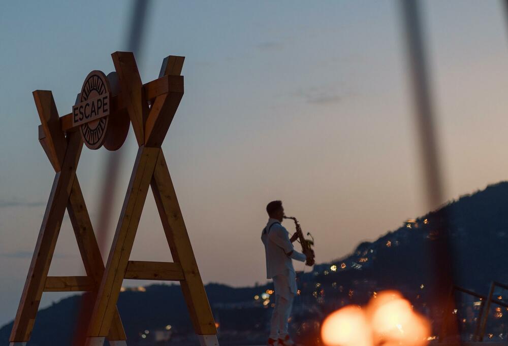<p>Bijeg u sasvim drugačiju dimenziju koja se, pored Budve, može iskusiti na samo dvije lokacije u svijetu - na Santoriniju u Grčkoj i ostrvu Koh Samui kod Tajlanda.</p>