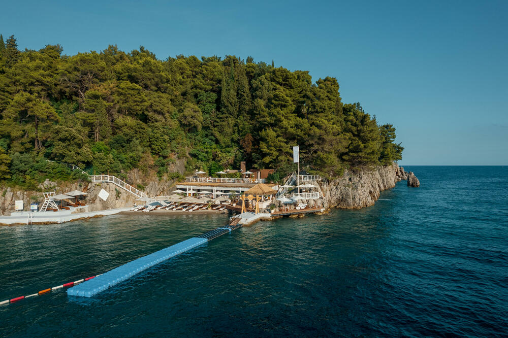 <p>Bijeg u sasvim drugačiju dimenziju koja se, pored Budve, može iskusiti na samo dvije lokacije u svijetu - na Santoriniju u Grčkoj i ostrvu Koh Samui kod Tajlanda.</p>
