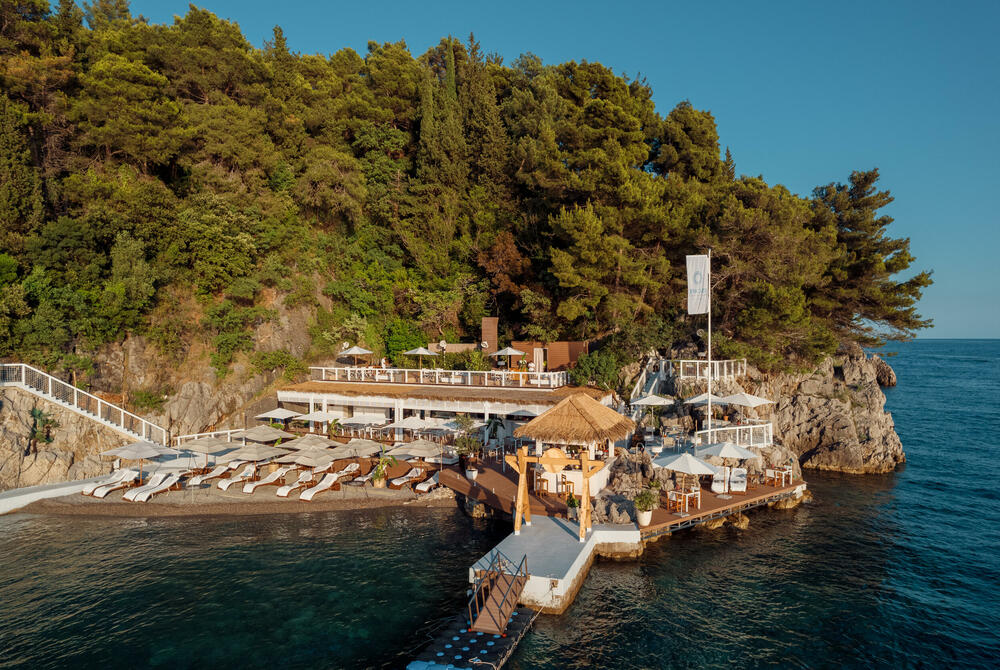 <p>Bijeg u sasvim drugačiju dimenziju koja se, pored Budve, može iskusiti na samo dvije lokacije u svijetu - na Santoriniju u Grčkoj i ostrvu Koh Samui kod Tajlanda.</p>