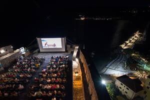 Specifični filmski izrazi i emotivne priče koje pozivaju na...