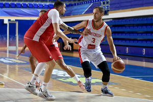 Crnogorski košarkaši ubjedljivo savladali Sjevernu Makedoniju,...