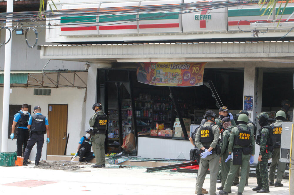 Pripadnici hitne službe ispred prodavnice nakon eksplozije koja je odjeknula u provinciji Jala, Foto: REUTERS