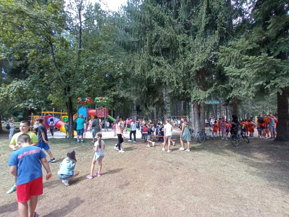 <p>„Ovaj naš mali poduhvat je usrećio djecu i to je najvažnije. Zahvalnost dugujem firmama Montis, Explorer i hotelu Bjanka. Svi oni su pomogli da ovaj mali raj napravimo za djecu i mlade“, rekla je predsjednica Opštine Marta Šćepanović</p>