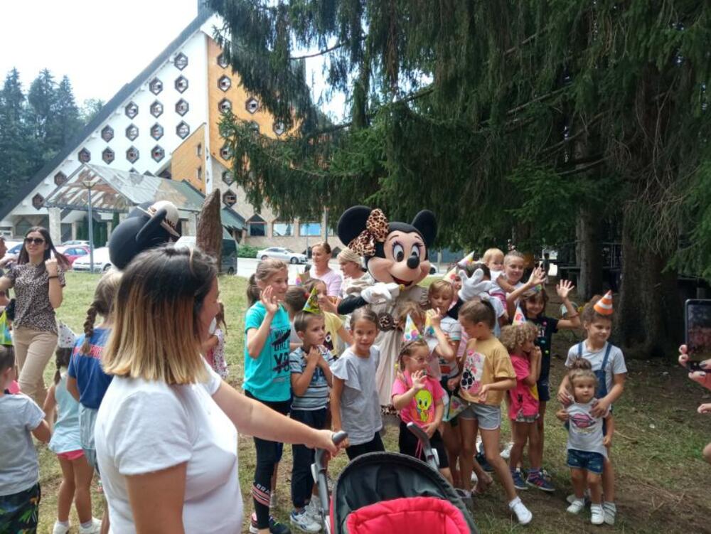 <p>„Ovaj naš mali poduhvat je usrećio djecu i to je najvažnije. Zahvalnost dugujem firmama Montis, Explorer i hotelu Bjanka. Svi oni su pomogli da ovaj mali raj napravimo za djecu i mlade“, rekla je predsjednica Opštine Marta Šćepanović</p>